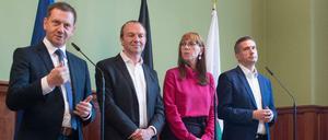 Michael Kretschmer (CDU, l-r), Ministerpräsident von Sachsen, Wolfram Günther und Katja Meier, Spitzenkandidaten Bündnis 90/Die Grünen in Sachsen, und Martin Dulig (SPD), Wirtschaftsminister und stellvertretender Ministerpräsident von Sachsen.