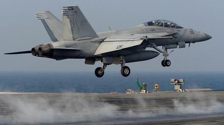 Ein Kampfjet vom Typ F/A-18 Hornet startet von einem Flugzeugträger.