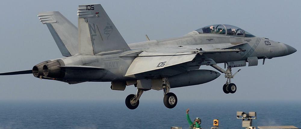 Ein Kampfjet vom Typ F/A-18 Hornet startet von einem Flugzeugträger.