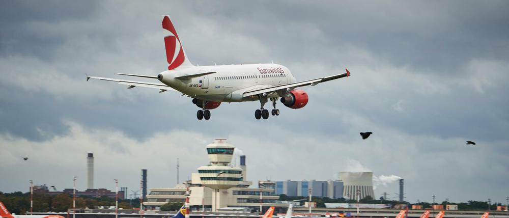 Eine Maschine landet auf dem Flughafen Berlin-Tegel.