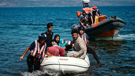 Flüchtlinge kommen aus der Türkei auf der griechischen Insel Lesbos an. 