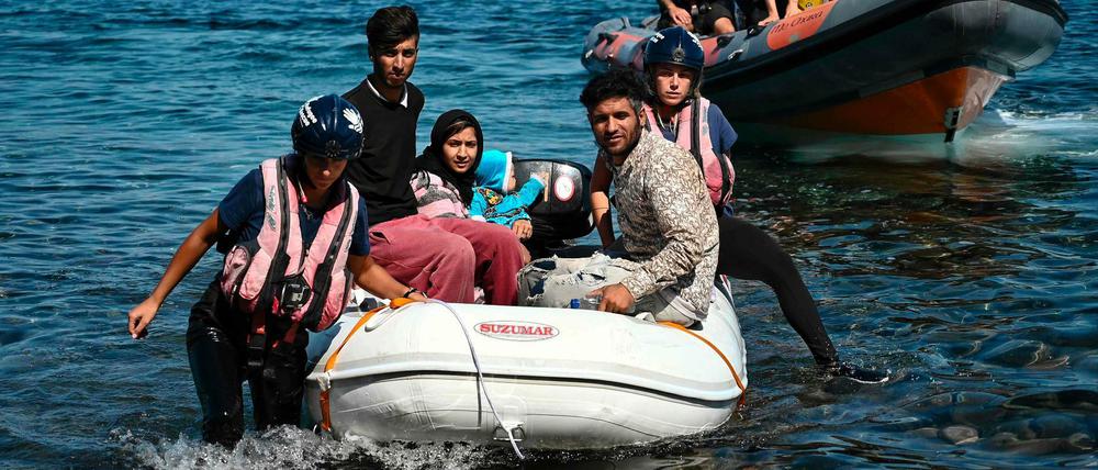 Flüchtlinge kommen aus der Türkei auf der griechischen Insel Lesbos an.