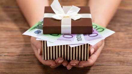 Bares verschenken. Auch Geldpräsente können unter Umständen Freude bereiten.