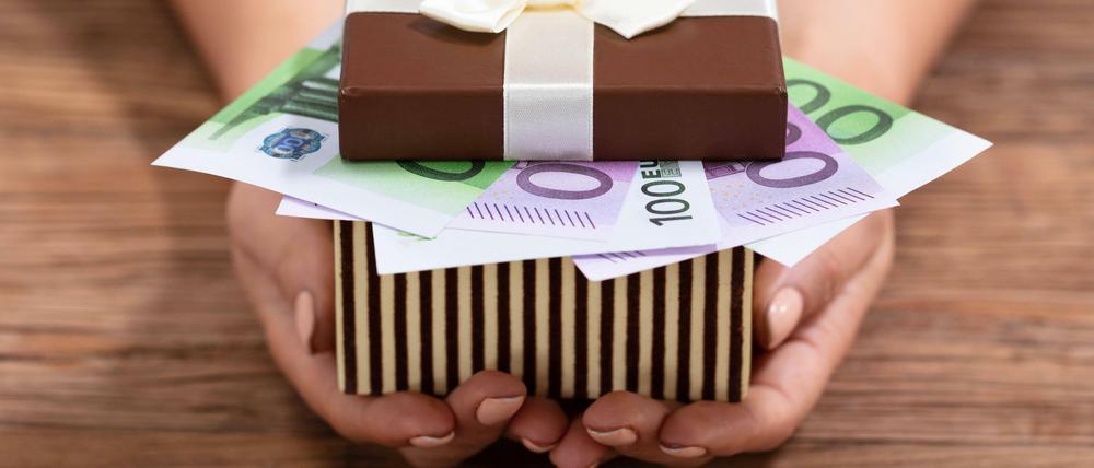 Bares verschenken. Auch Geldpräsente können unter Umständen Freude bereiten.