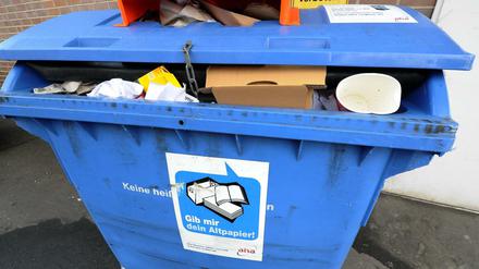 Altpapier liegt in einem Container zur Abholung bereit.