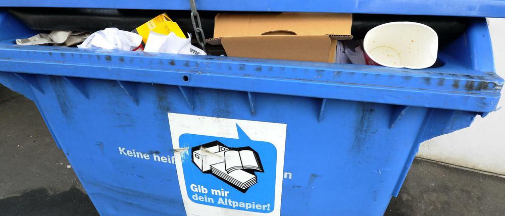 Altpapier liegt in einem Container zur Abholung bereit.