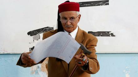 Ein Mann gibt in Tunis seine Stimme ab.