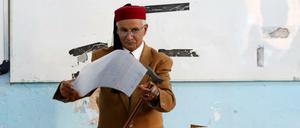 Ein Mann gibt in Tunis seine Stimme ab.
