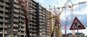 Die Kräne auf der Baustelle sind rußgeschwärzt.