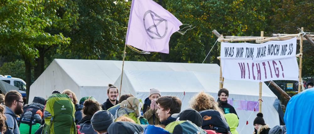 Laut Extinction Rebellion zelten bereits über 1000 Aktivisten auf der Wiese zwischen Reichstag und Kanzleramt.