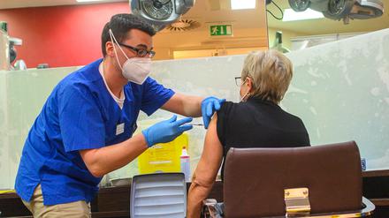 Eine Frau bekommt eine Impfung gegen das Coronavirus.