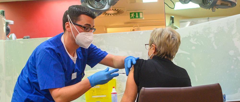 Eine Frau bekommt eine Impfung gegen das Coronavirus.