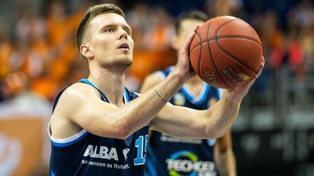 Er schiebt die ruhige Kugel: Martin Hermannsson hat derzeit den Spielaufbau bei Alba Berlin im Griff.