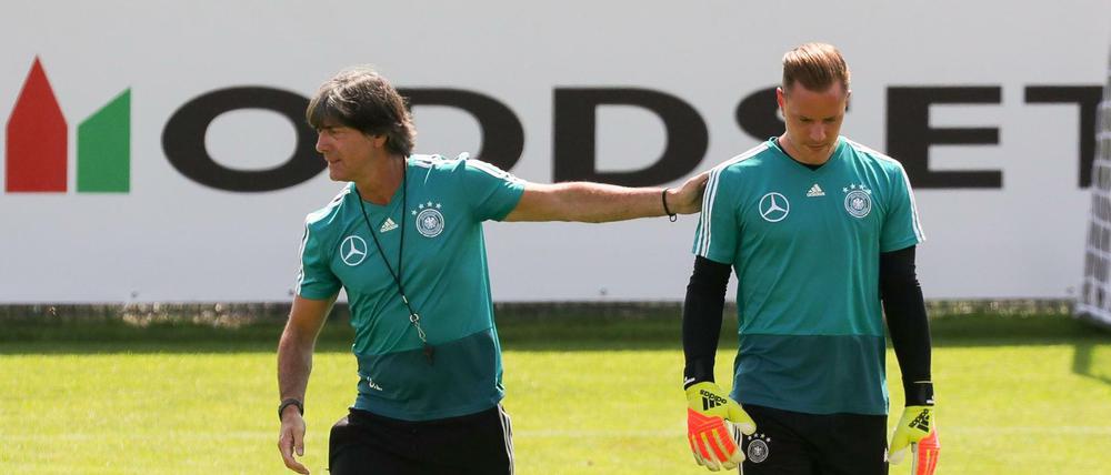 Joachim Löw (l.) und Marc-André ter Stegen im Training der deutschen Nationalmannschaft.