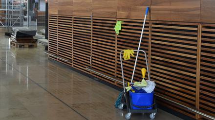 Ein Wagen mit Reinigungsmaterial steht im Hauptterminal des Flughafens BER.