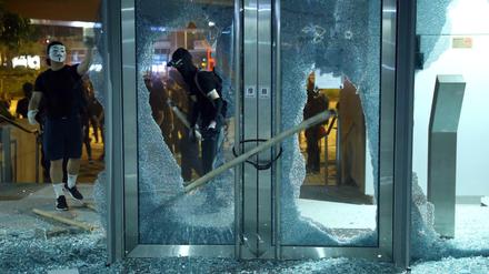 Nach der Verkündigung des Vermummungsverbots kam es in Hongkong erneut zu gewalttätigen Protesten gegen die Regierung - und festlandchinesischen Banken.