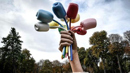 Die Skulptur besteht aus elf überdimensionierten Tulpen. Eine zwölfte fehle als Symbol des Verlusts.