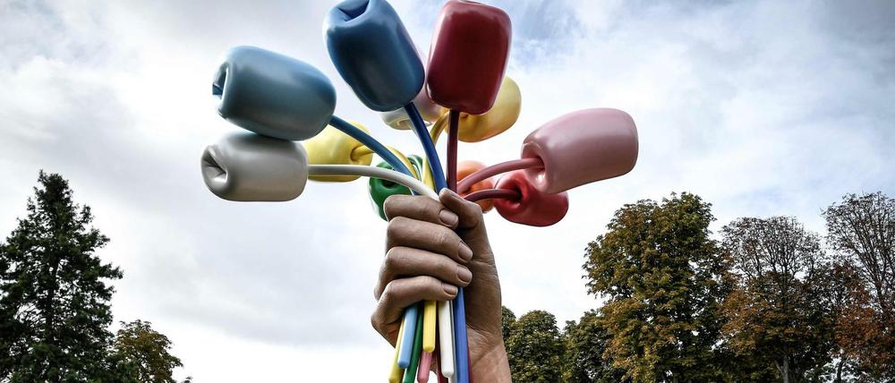 Die Skulptur besteht aus elf überdimensionierten Tulpen. Eine zwölfte fehle als Symbol des Verlusts.