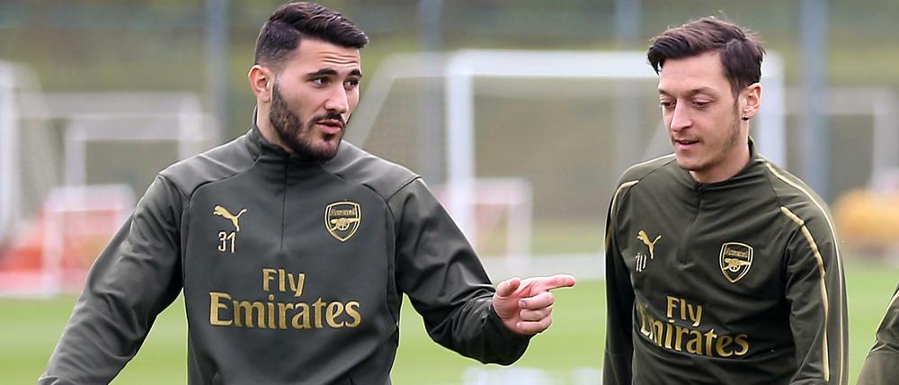 Sead Kolasinac (l.) und Mesut Özil spielen beim FC Arsenal.