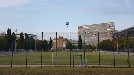 Auf dem Lilli-Henoch-Sportplatz am Anhalter Bahnhof spielt der BSV Al-Dersimspor. 