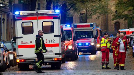 Einsatzfahrzeuge in der Nogatstraße in Neukölln. Dort war am frühen Morgen ein Feuer in der Küche ausgebrochen. 