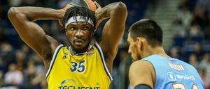 Stark. Berlins Landry Nnoko (l) wirft den Ball vor Gustavo Ayon von Zenit St. Petersburg.