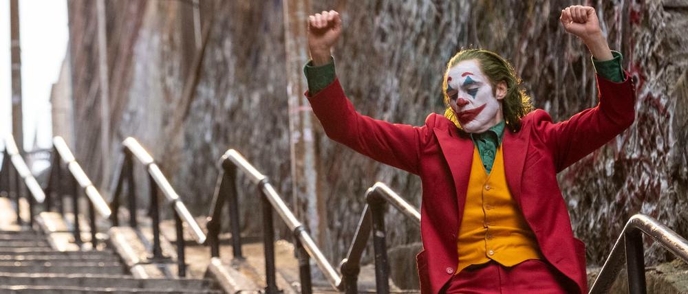Zu Gary Glitters "Rock'n'Roll, Part 2" tanzt Arthur Fleck in "Joker" eine Treppe hinunter. 