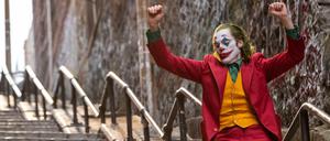 Zu Gary Glitters "Rock'n'Roll, Part 2" tanzt Arthur Fleck in "Joker" eine Treppe hinunter. 
