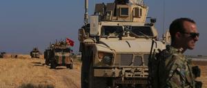 Türkische und amerikanische Panzerfahrzeuge patrouillieren bei der gemeinsamen Bodenpatrouille auf der syrischen Seite der Grenze zur Türkei.