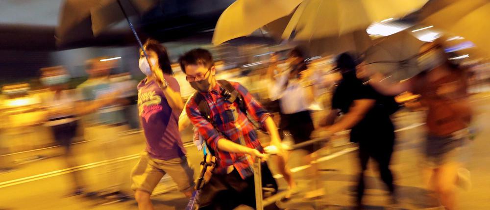 Demonstranten blockieren eine Straße in Hongkong.