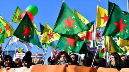 Demonstration mit Fahnen der syrischen Kurden in Berlin 2018.