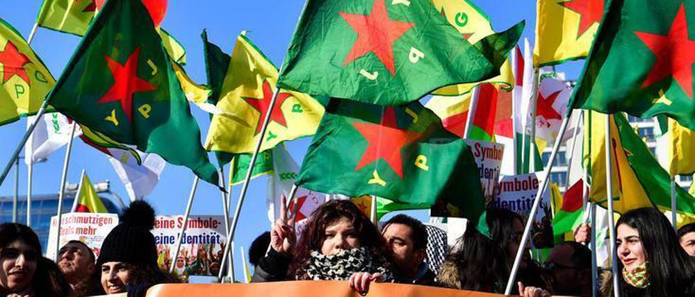 Demonstration mit Fahnen der syrischen Kurden in Berlin 2018.