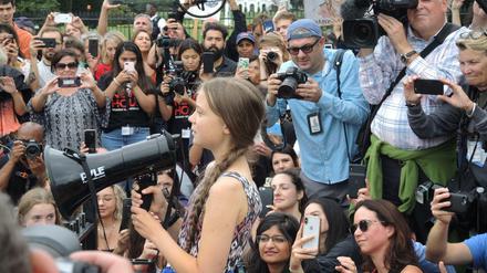 Greta Thunberg (Mitte) demonstrierte vor dem Weißen Haus für den Klimaschutz. Zahlreiche Medien reihten sich in die Aktivistenfront ein. 