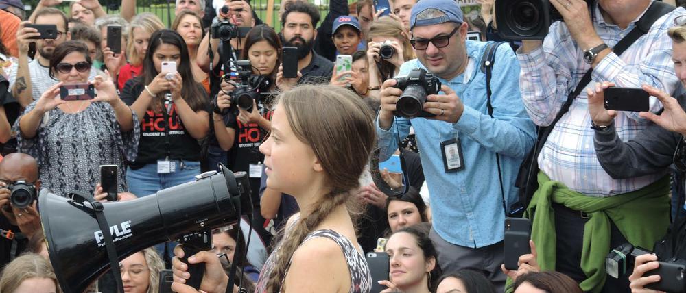 Greta Thunberg (Mitte) demonstrierte vor dem Weißen Haus für den Klimaschutz. Zahlreiche Medien reihten sich in die Aktivistenfront ein.