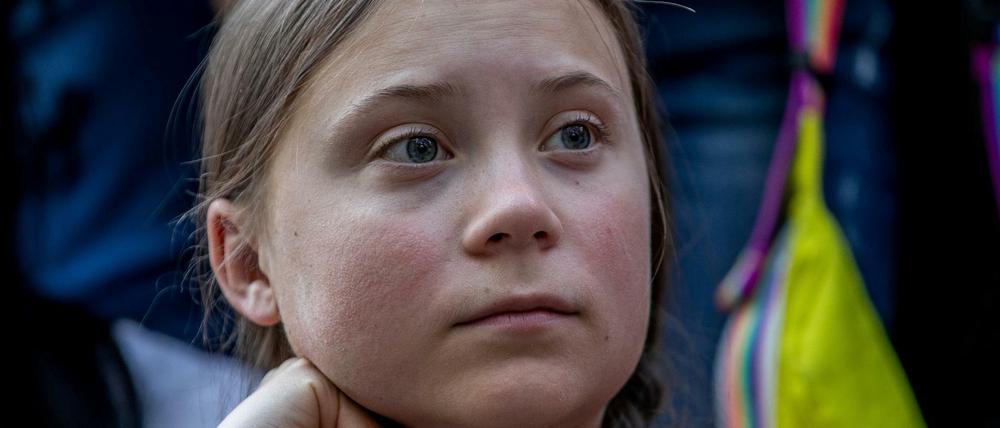 Wie die 16-jährige Klimaschutzaktivisten trug die Puppe zwei geflochtene Zöpfe.