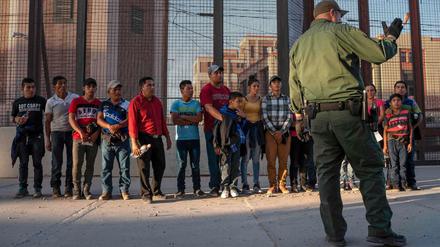 Migranten aus Mittelamerika werden in Texas kontrolliert.