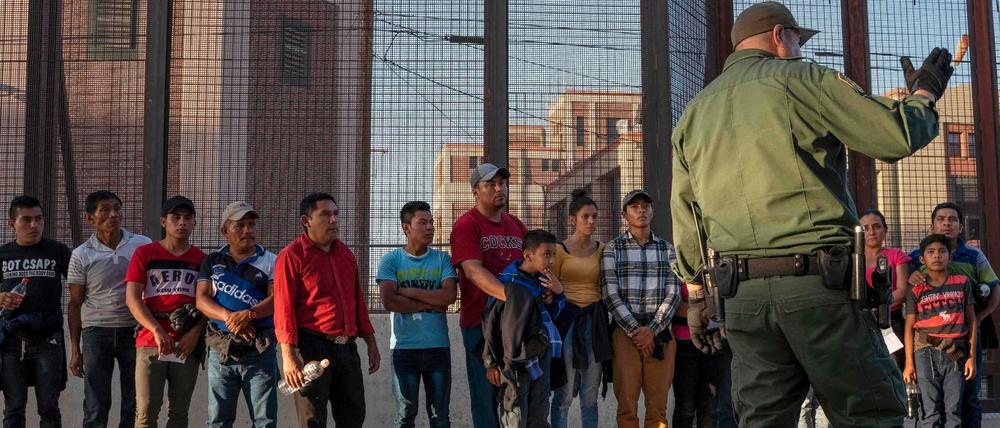Migranten aus Mittelamerika werden in Texas kontrolliert.
