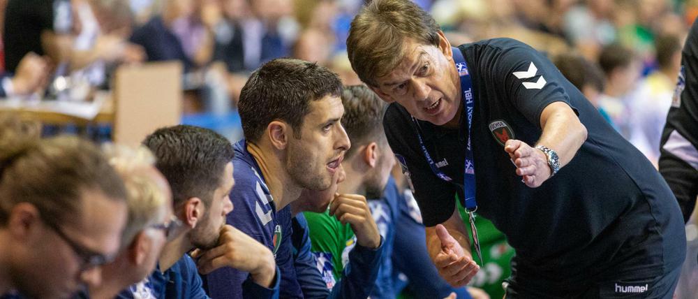 Akribiker. Berlins Trainer Velimir Petkovic (r.) will mit den Füchsen in Flensburg punkten.