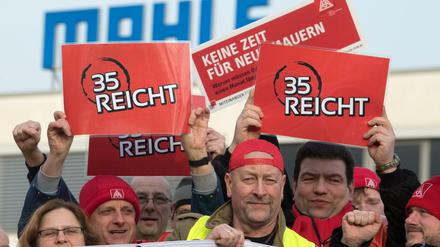Seit anderthalb Jahren bemüht sich die Gewerkschaft um eine schrittweise Arbeitszeitverkürzung im Osten, um bis 2031 die Angleichung an das Westniveau zu erreichen. Bislang ohne Erfolg. 