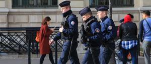 Polizeibeamte patrouillieren mit Gewehren vor dem Polizeipräsidium.