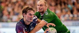 Nicht zu halten. Flensburgs Magnus Rod (l.) entwischt Berlins Paul Drux.