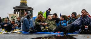 08.10.2019, Berlin: Aktivisten der Klimabewegung "Extinction Rebellion" haben während ihrer Aktionswoche "Berlin blockieren" die Zufahrten zum Großen Stern an der Siegessäule blockiert. 