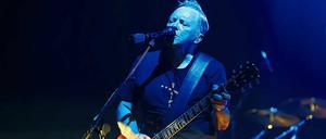 Bernard Sumner mit New Order in Berlin. 