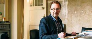 Texte für die Veränderung der Welt. René Pollesch an seinem Schreibtisch.