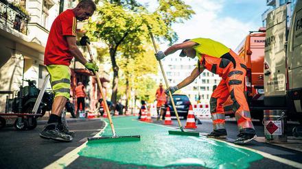 Mitarbeiter von infraVelo bearbeiten einen Radweg.