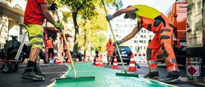 Mitarbeiter von infraVelo bearbeiten einen Radweg.