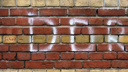 Ganz genau hinsehen: Ein Graffiti "DDR" an einer Mauer nahe der Glienicker Brücke.