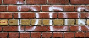 Ganz genau hinsehen: Ein Graffiti "DDR" an einer Mauer nahe der Glienicker Brücke.