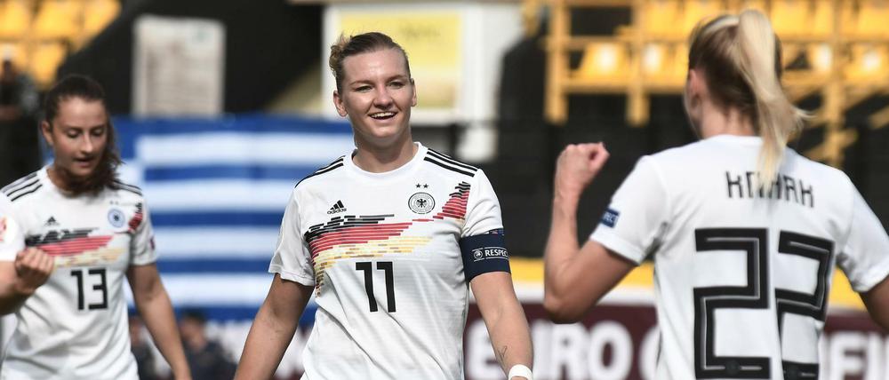 Alexandra Popp (Nummer 11) jubelt über ihr Tor zum 1:0.