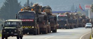 Ein trükischer Militärkonvoi ist auf dem Weg nach Syrien.
